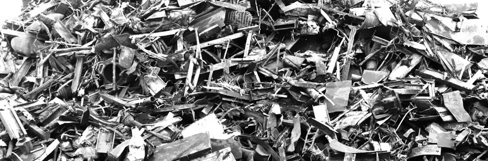Recuperaciones Gil Benavent escombros de reciclaje blanco y negro